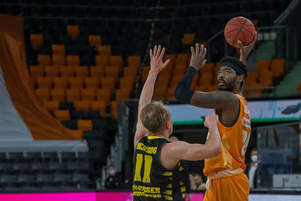 按照安保与 按照安保与